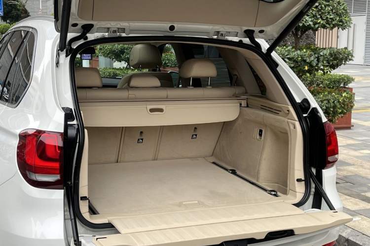 Used BMW X5 2013 xDrive35i U.S. specification Trunk