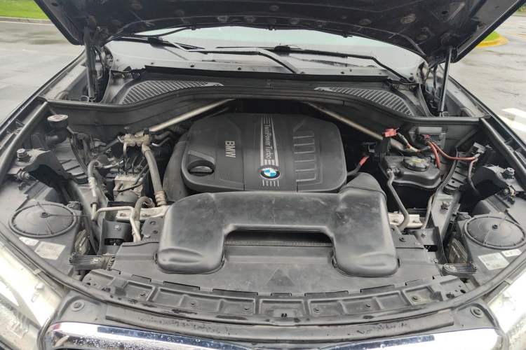Used BMW X5 2014 xDrive30d Engine Bay