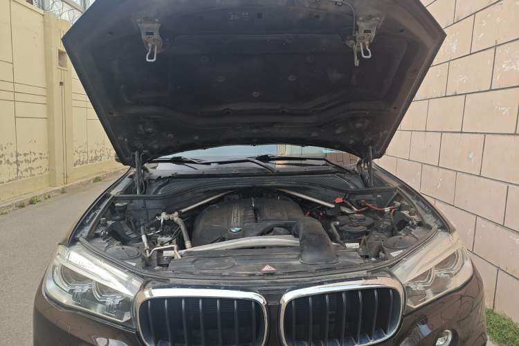 Used BMW X5 2014 xDrive35i Leading Model Engine Bay