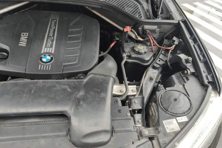 Used BMW X5 2014 xDrive30d Engine Bay Left