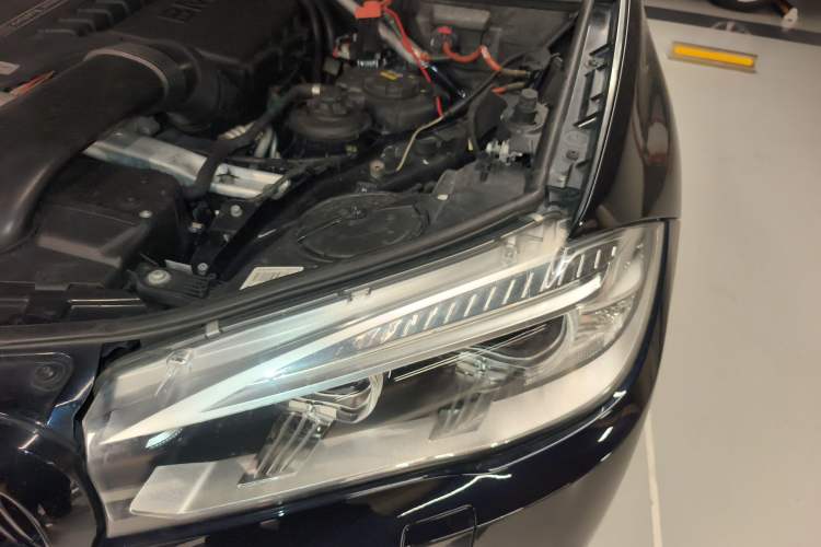 Used BMW X5 2014 xDrive35i Luxury Edition Engine Bay Left