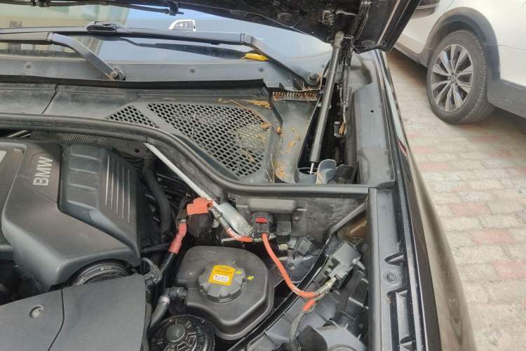 Used BMW X5 2014 xDrive50i M Sport Edition Engine Bay Left