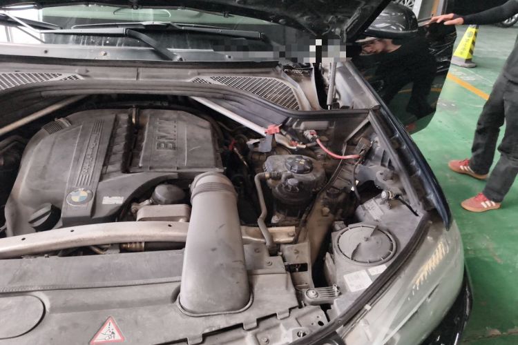 Used BMW X5 2014 xDrive35i Elegant Edition Engine Bay Left
