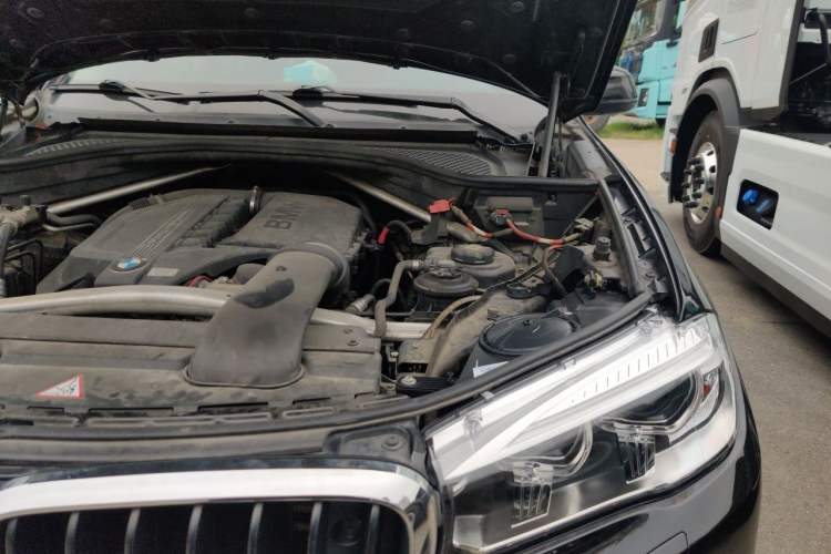 Used BMW X5 2014 xDrive35i Luxury Edition Engine Bay Left