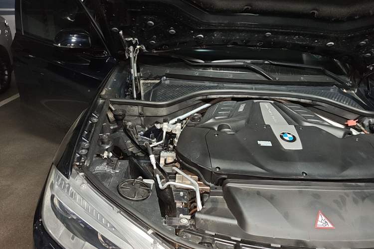 Used BMW X5 2014 xDrive50i M Sport Edition Engine Bay Right