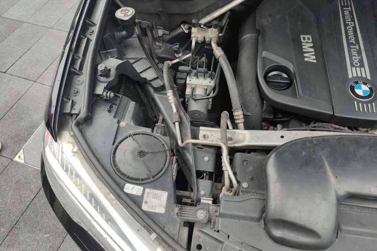 Used BMW X5 2014 xDrive30d Engine Bay Right