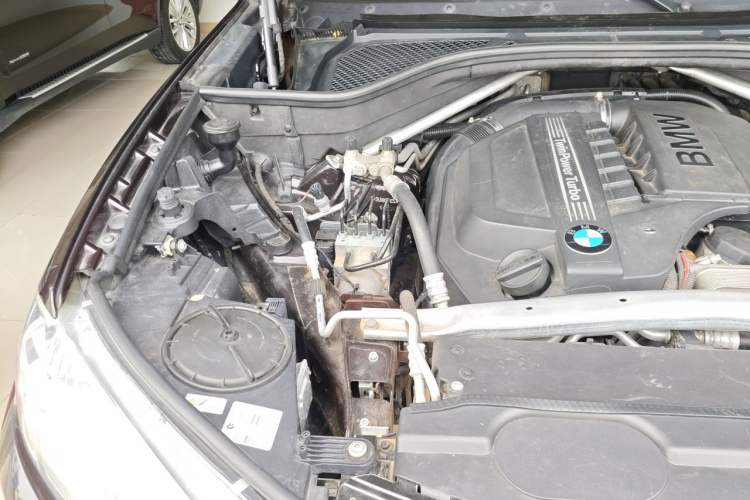 Used BMW X5 2014 xDrive35i Elegant Edition Engine Bay Right