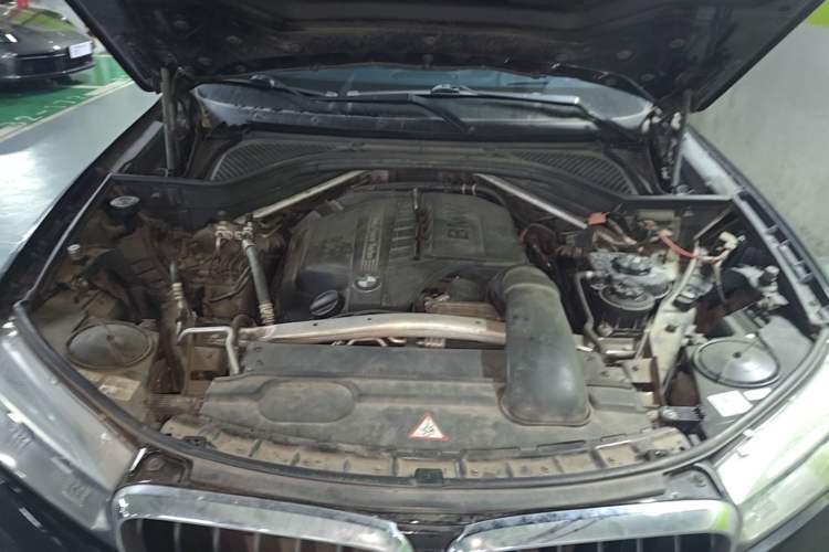 Used BMW X5 2014 xDrive35i Leading Model Engine Bay