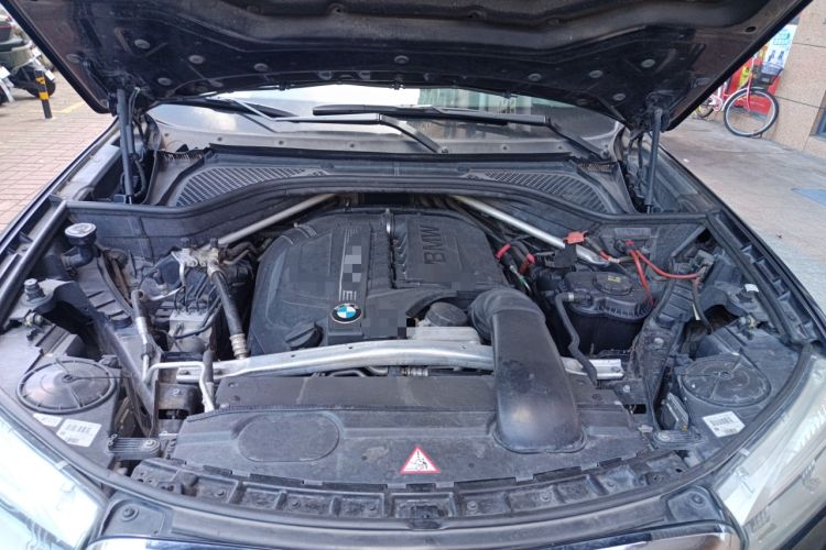 Used BMW X5 2014 xDrive35i M Sport U.S. specification Engine Bay