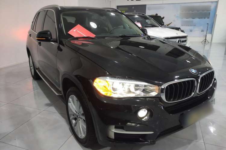 Used BMW X5 2014 xDrive35i Leading Model Front Right 45 Deg