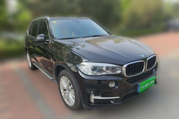 Used BMW X5 2014 xDrive35i Leading Model Front Right 45 Deg