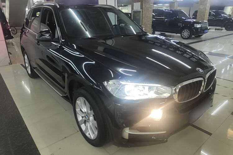 Used BMW X5 2014 xDrive35i Leading Model Front Right 45 Deg
