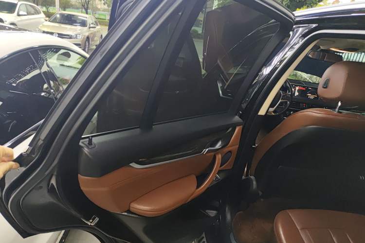 Used BMW X5 2014 xDrive35i Luxury Edition Interior 8