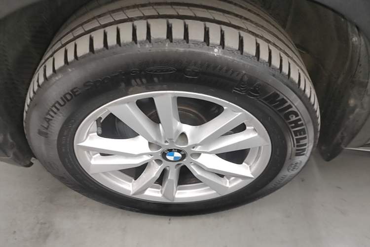 Used BMW X5 2014 xDrive35i Elegant Edition Left Front Wheel Hub