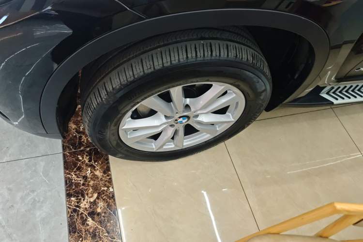 Used BMW X5 2014 xDrive35i Elegant Edition Left Front Wheel Hub