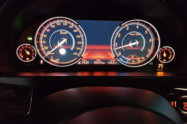 Used BMW X5 2014 xDrive50i M Sport Edition Odometer Close Up