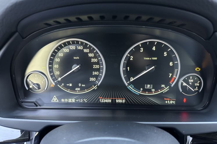 Used BMW X5 2014 xDrive35i Leading Model Odometer Close Up