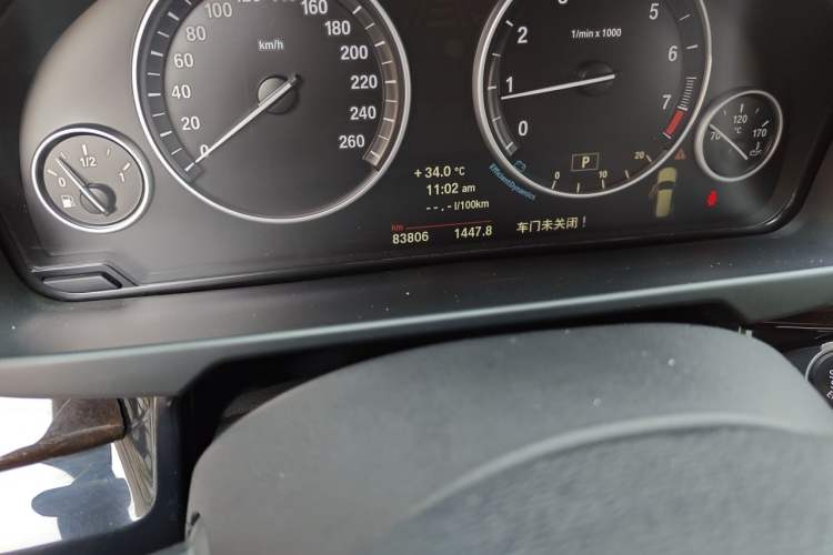 Used BMW X5 2014 xDrive35i Leading Model Odometer Close Up