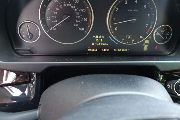 Used BMW X5 2014 xDrive35i M Sport U.S. specification Odometer Close Up