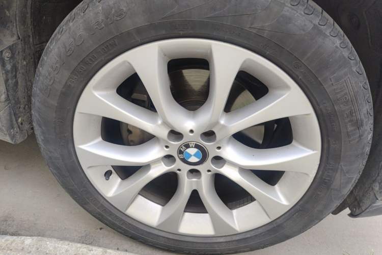 Used BMW X5 2014 xDrive35i Elegant Edition Right Front Wheel Hub