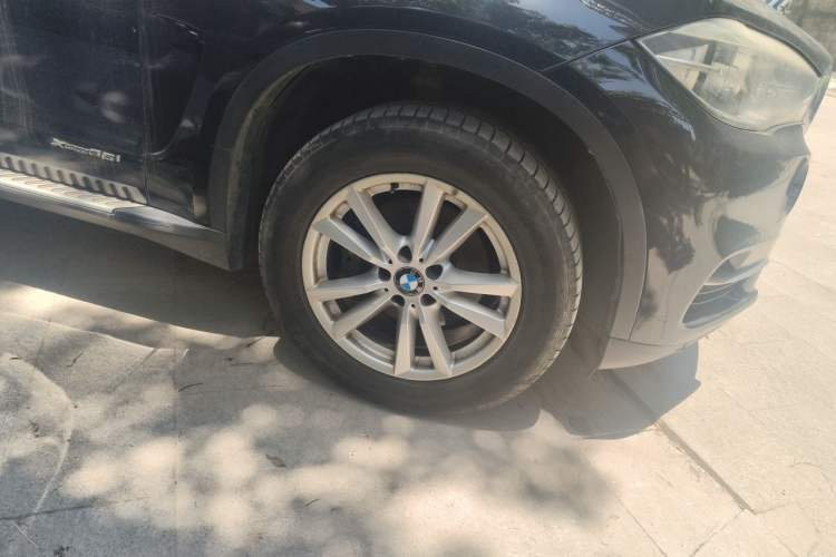 Used BMW X5 2014 xDrive35i Elegant Edition Right Front Wheel Hub