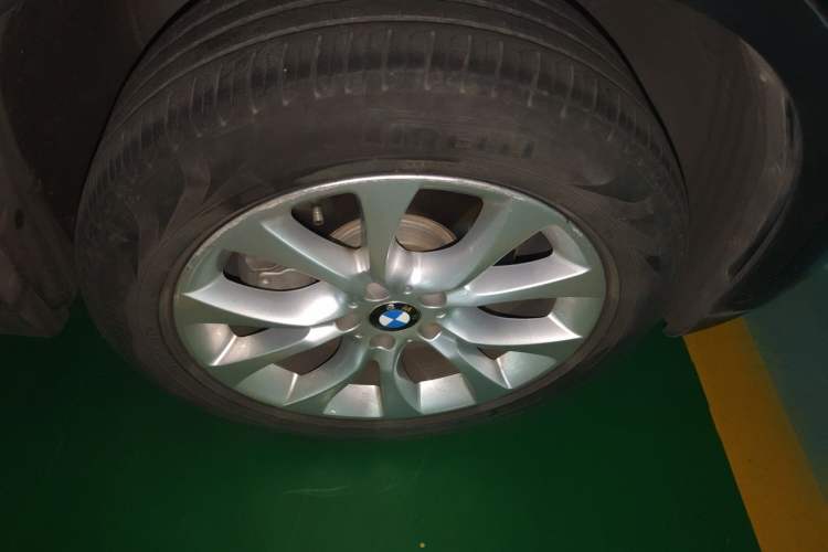 Used BMW X5 2014 xDrive35i Elegant Edition Right Front Wheel Hub
