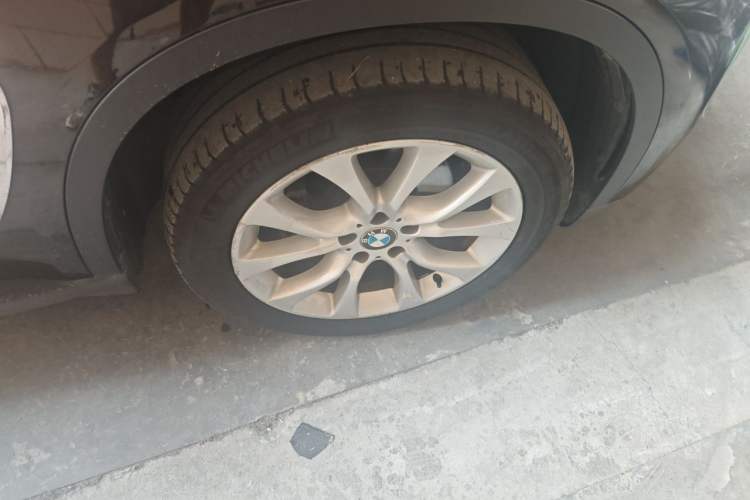 Used BMW X5 2014 xDrive35i Elegant Edition Right Front Wheel Hub