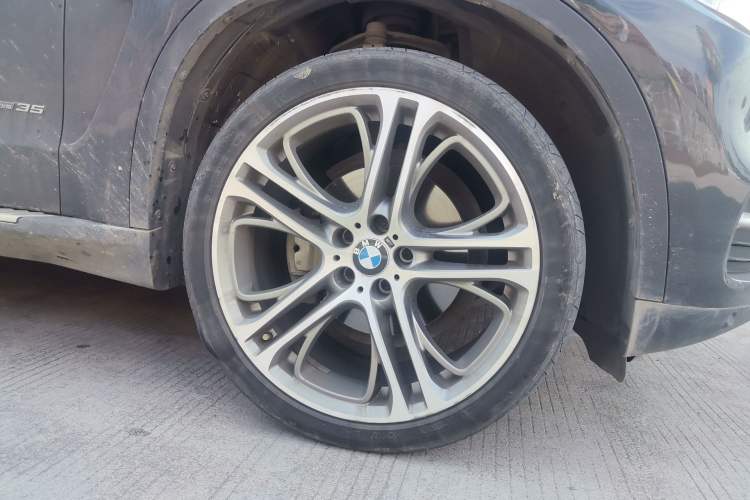 Used BMW X5 2014 xDrive35i Elegant Edition Right Front Wheel Hub