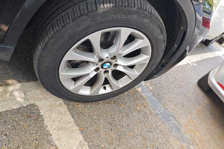 Used BMW X5 2014 xDrive35i Elegant Edition Right Front Wheel Hub