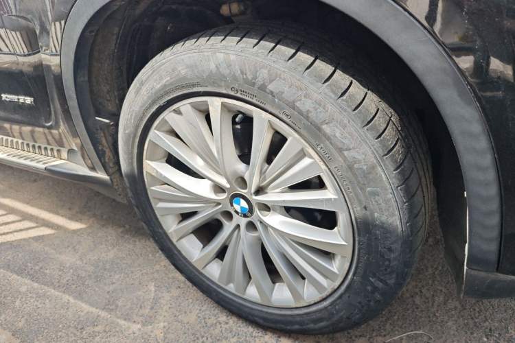 Used BMW X5 2014 xDrive35i Elegant Edition Right Front Wheel Hub