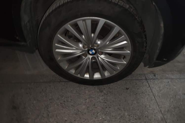 Used BMW X5 2014 xDrive35i Elegant Edition Right Front Wheel Hub