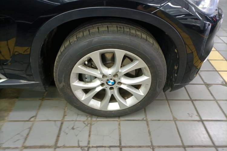 Used BMW X5 2014 xDrive35i Elegant Edition Right Front Wheel Hub