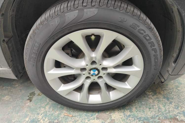 Used BMW X5 2014 xDrive35i Elegant Edition Right Front Wheel Hub