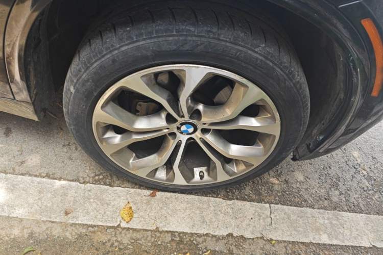 Used BMW X5 2014 xDrive35i Elegant Edition Right Front Wheel Hub