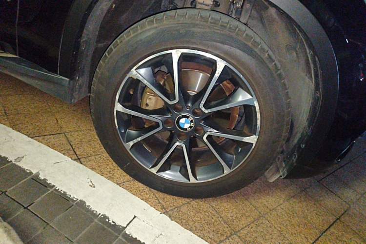 Used BMW X5 2014 xDrive35i Luxury Edition Right Front Wheel Hub