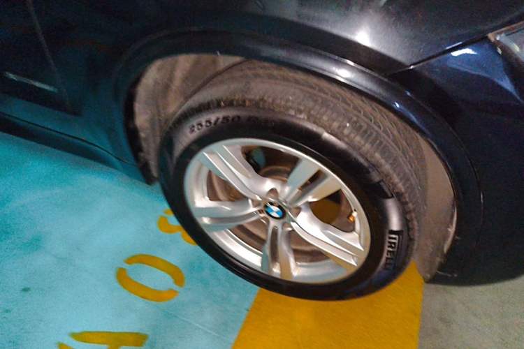 Used BMW X5 2014 xDrive35i Elegant Edition Right Front Wheel Hub