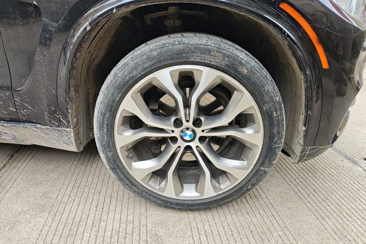 Used BMW X5 2014 xDrive35i Elegant Edition Right Front Wheel Hub