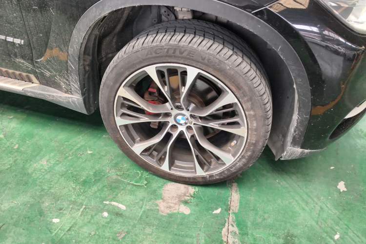 Used BMW X5 2014 xDrive35i Elegant Edition Right Front Wheel Hub