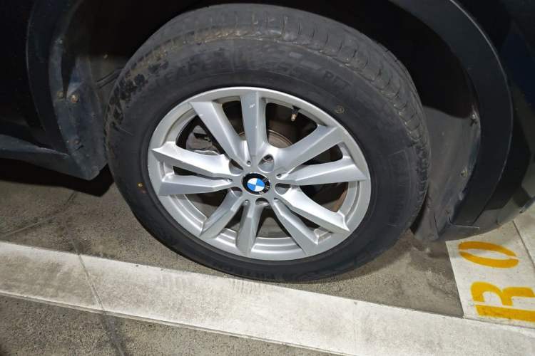 Used BMW X5 2014 xDrive35i Elegant Edition Right Front Wheel Hub