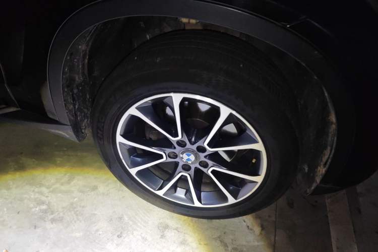 Used BMW X5 2014 xDrive35i Elegant Edition Right Front Wheel Hub