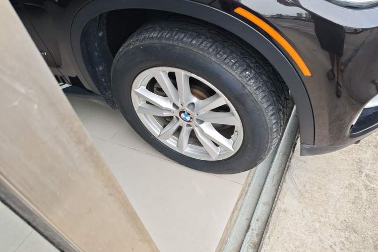 Used BMW X5 2014 xDrive35i Elegant Edition Right Front Wheel Hub
