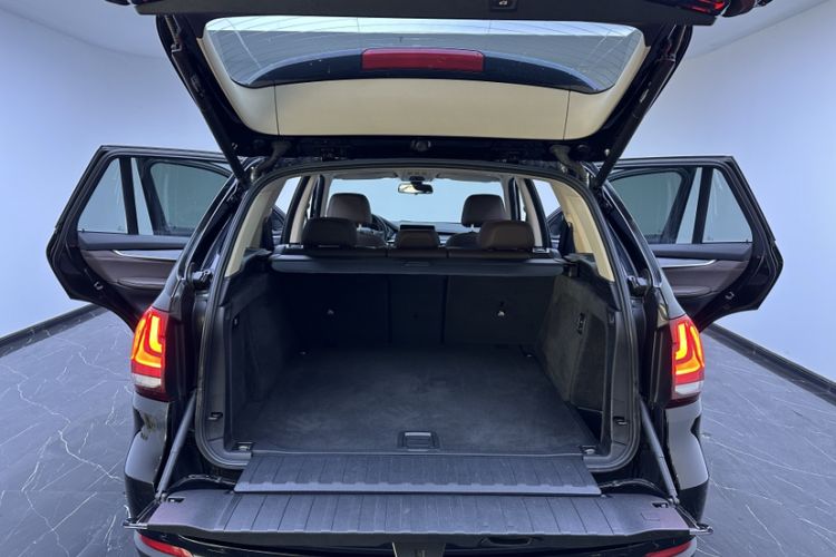 Used BMW X5 2014 xDrive35i Leading Model Trunk