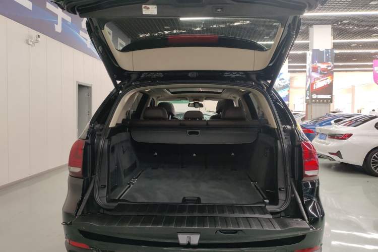 Used BMW X5 2014 xDrive35i Leading Model Trunk