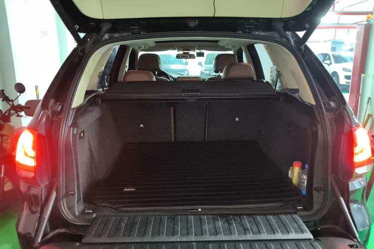Used BMW X5 2014 xDrive35i Leading Model Trunk