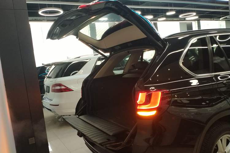 Used BMW X5 2014 xDrive35i Elegant Edition Trunk