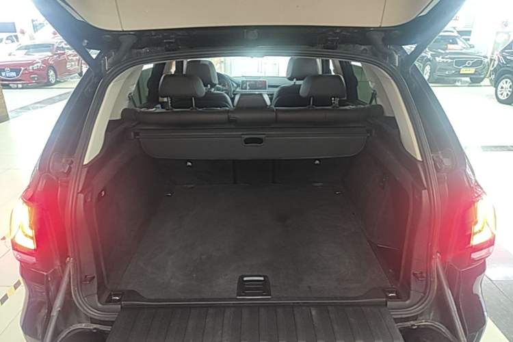 Used BMW X5 2014 xDrive35i Leading Model Trunk