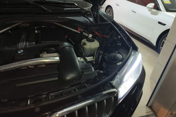 Used BMW X5 2014 xDrive35i Leading Model Engine Bay Left