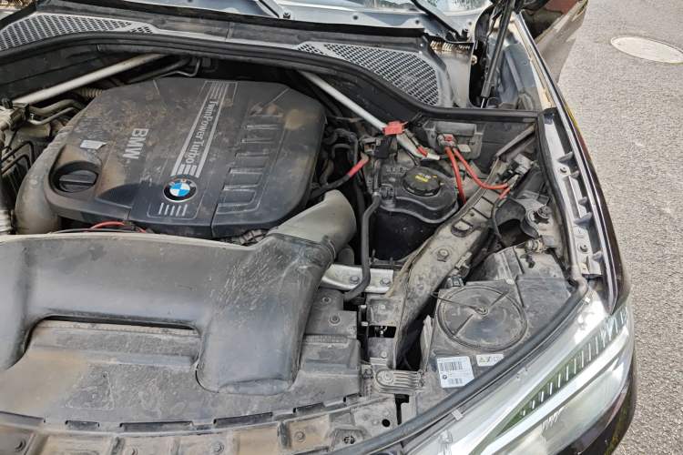 Used BMW X5 2014 xDrive30d Engine Bay Left