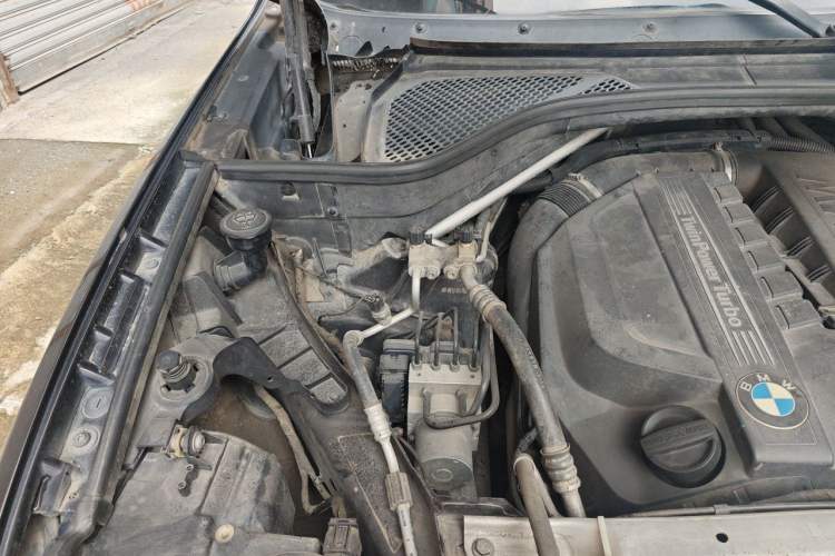 Used BMW X5 2014 xDrive35i Luxury Edition Engine Bay Right