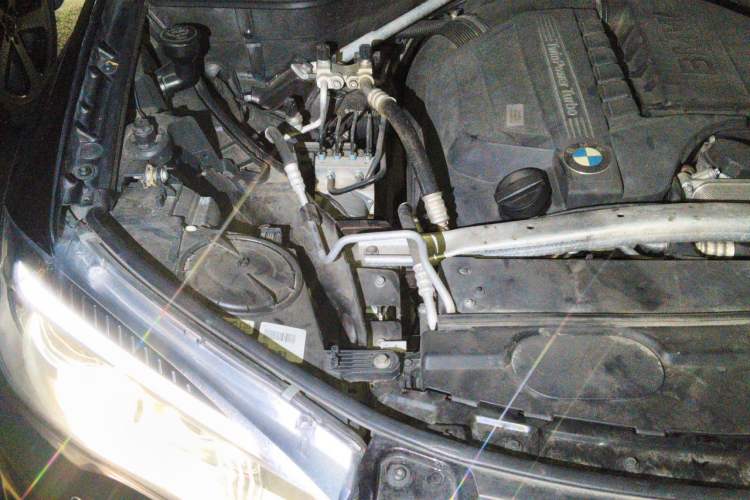 Used BMW X5 2014 xDrive35i Luxury Edition Engine Bay Right